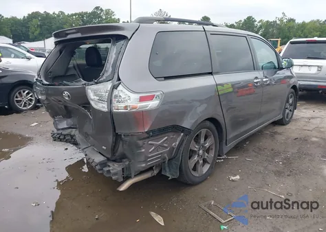 2015 Toyota Sienna Se 8 Passenger z USA, uszkodzony, nr VIN 5TDXK3DC0FS678882